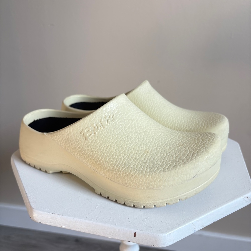 Birkenstock Cream Clogs